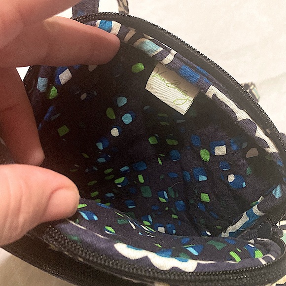 Authentic Vera Bradley Retired “Ink Blue” small triple zippered crossbody! EUC! - Picture 7 of 12